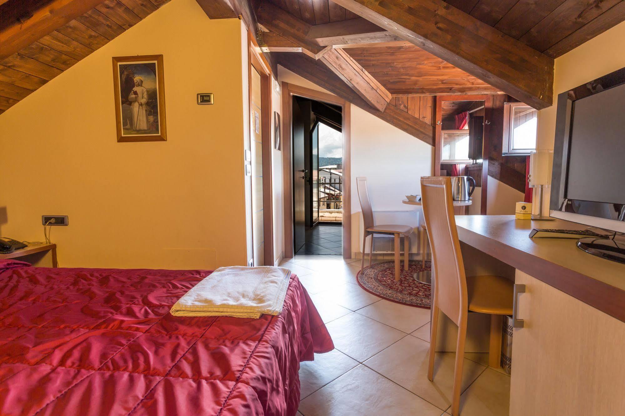 Hotel Conte Ruggero Serra San Bruno Buitenkant foto