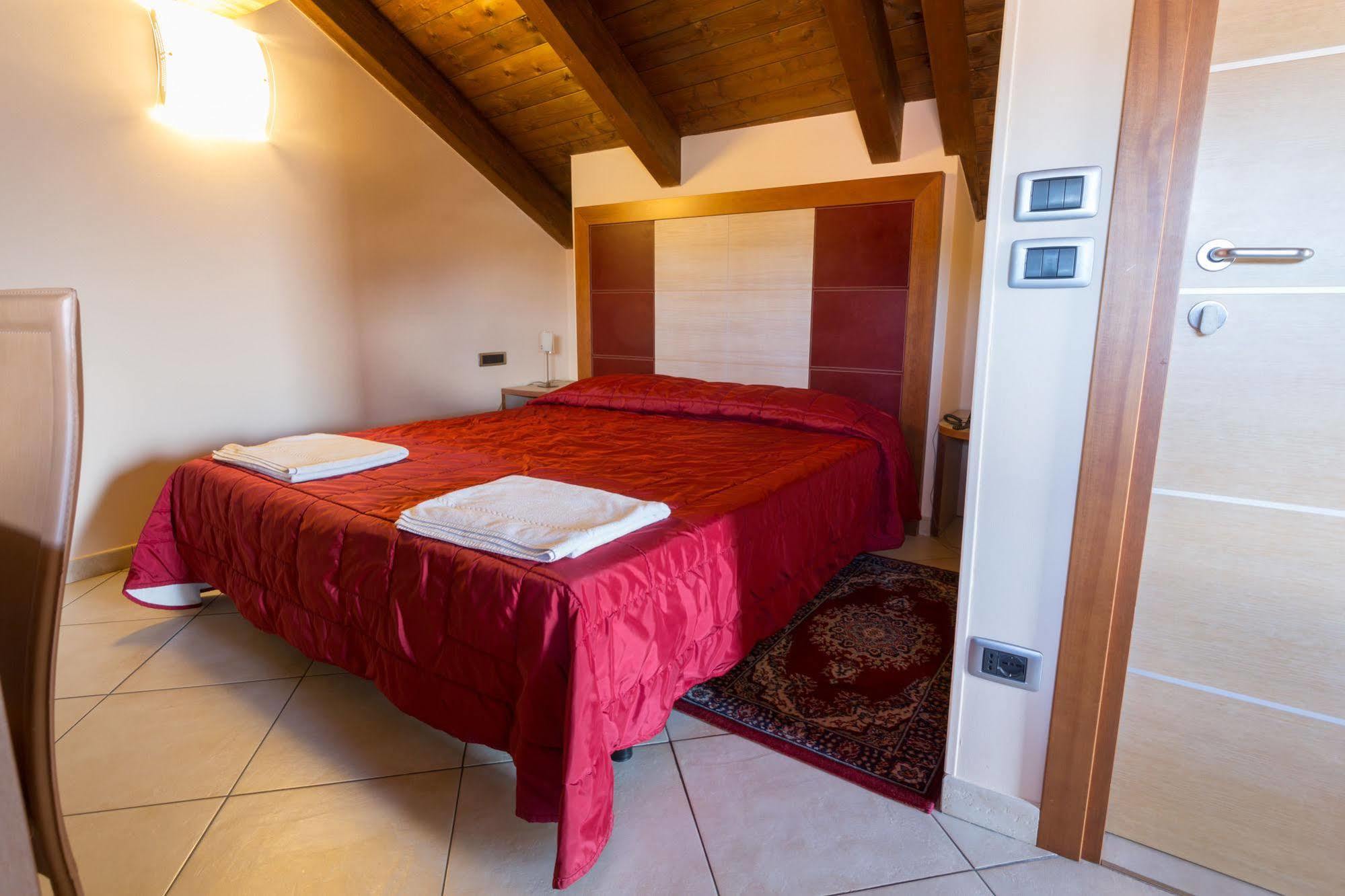 Hotel Conte Ruggero Serra San Bruno Buitenkant foto