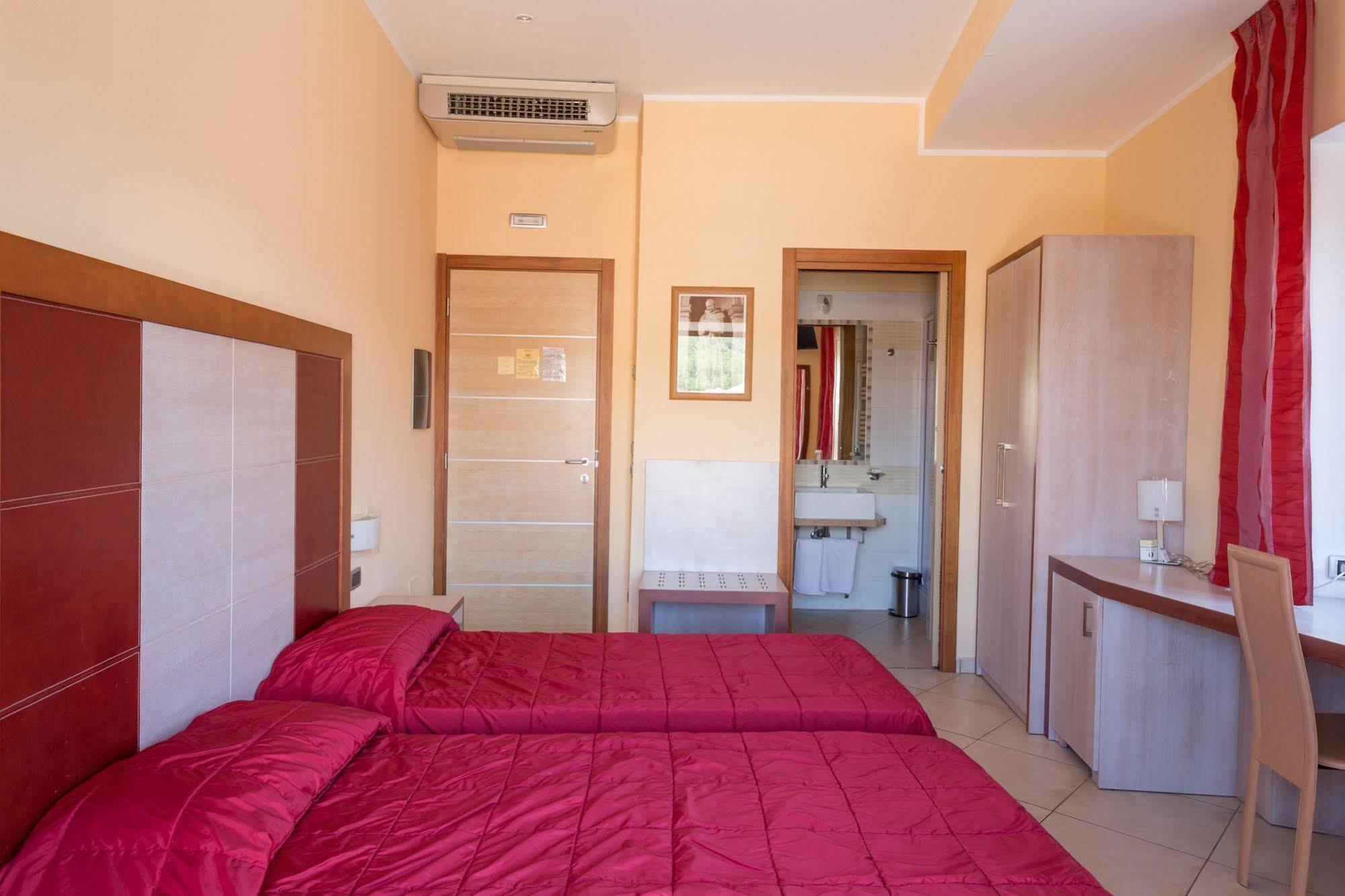 Hotel Conte Ruggero Serra San Bruno Buitenkant foto