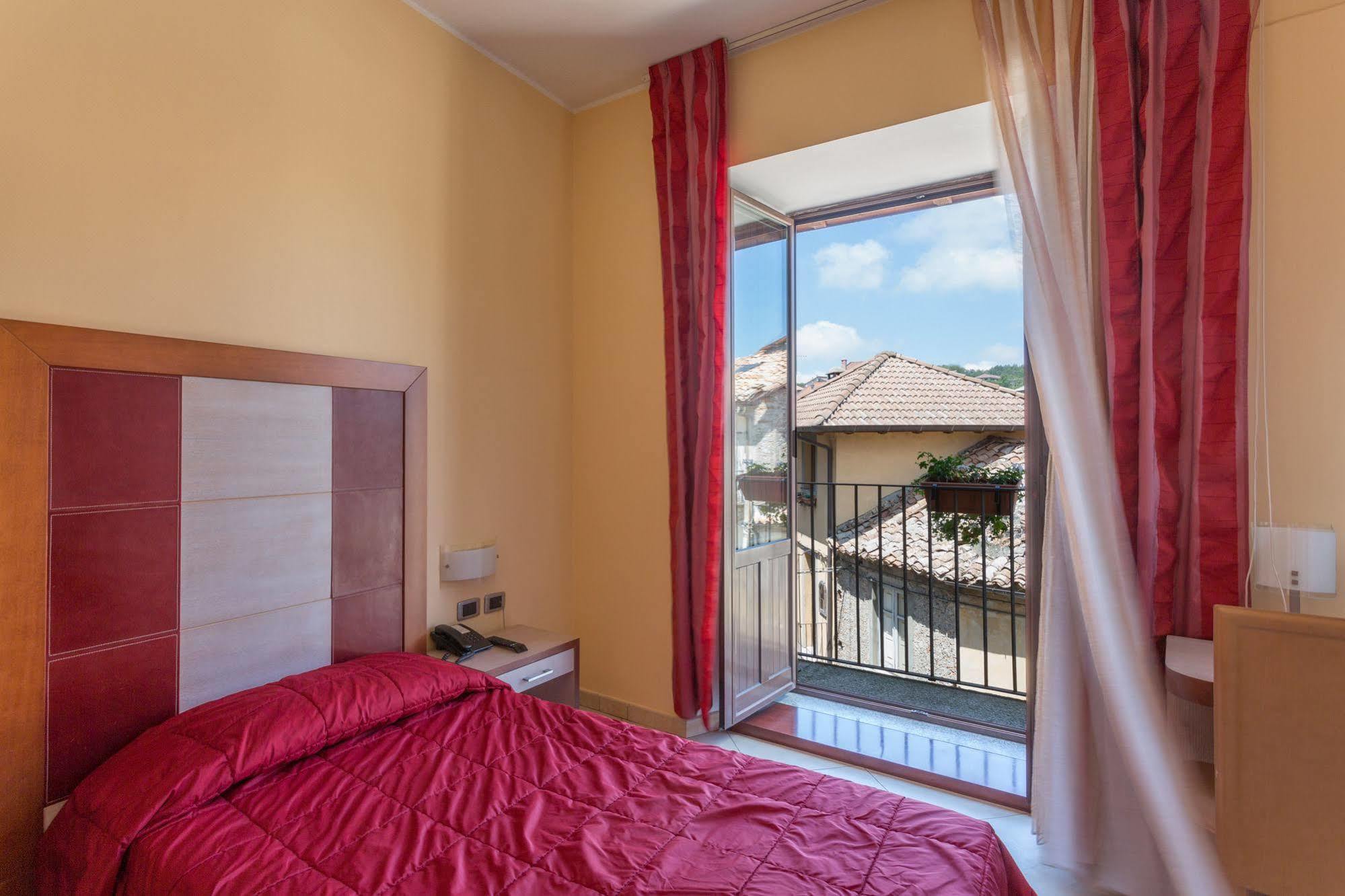 Hotel Conte Ruggero Serra San Bruno Buitenkant foto
